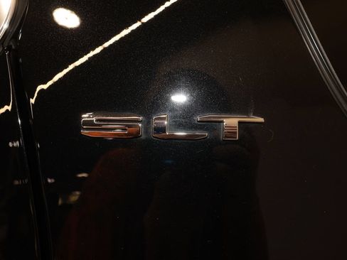 Used 2023 GMC Acadia SLT w/ Preferred Package FWD image 35
