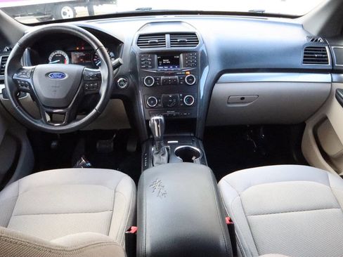 Used 2018 Ford Explorer XLT image 9