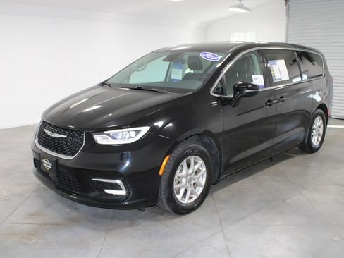 Used 2024 Chrysler Pacifica Touring-L image 5