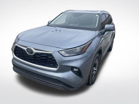 Used 2022 Toyota Highlander XLE image 3