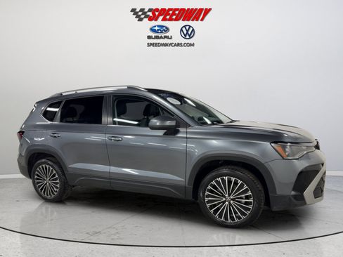 Certified 2025 Volkswagen Taos SE image 12