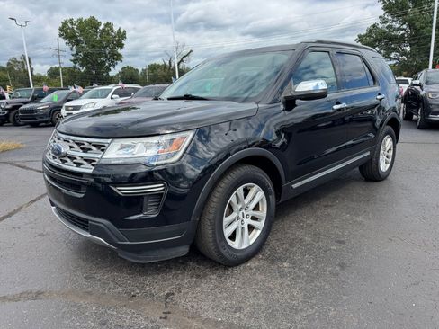 Used 2018 Ford Explorer XLT AWD/4WD image 1