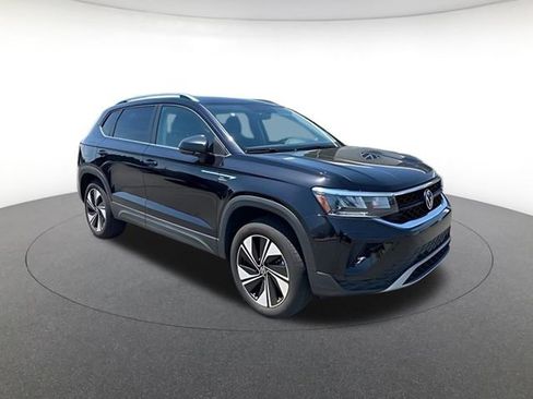Used 2024 Volkswagen Taos SE AWD/4WD image 1