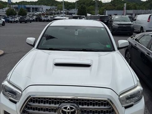 Used 2017 Toyota Tacoma TRD Sport w/ Tow Package AWD/4WD image 8