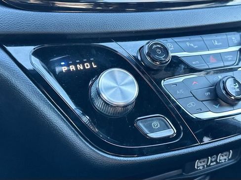 Used 2025 Chrysler Pacifica Select image 16