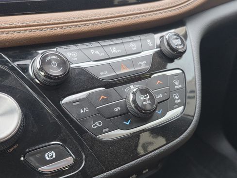 Used 2019 Chrysler Pacifica Limited w/ Advanced Safetytec Group image 17