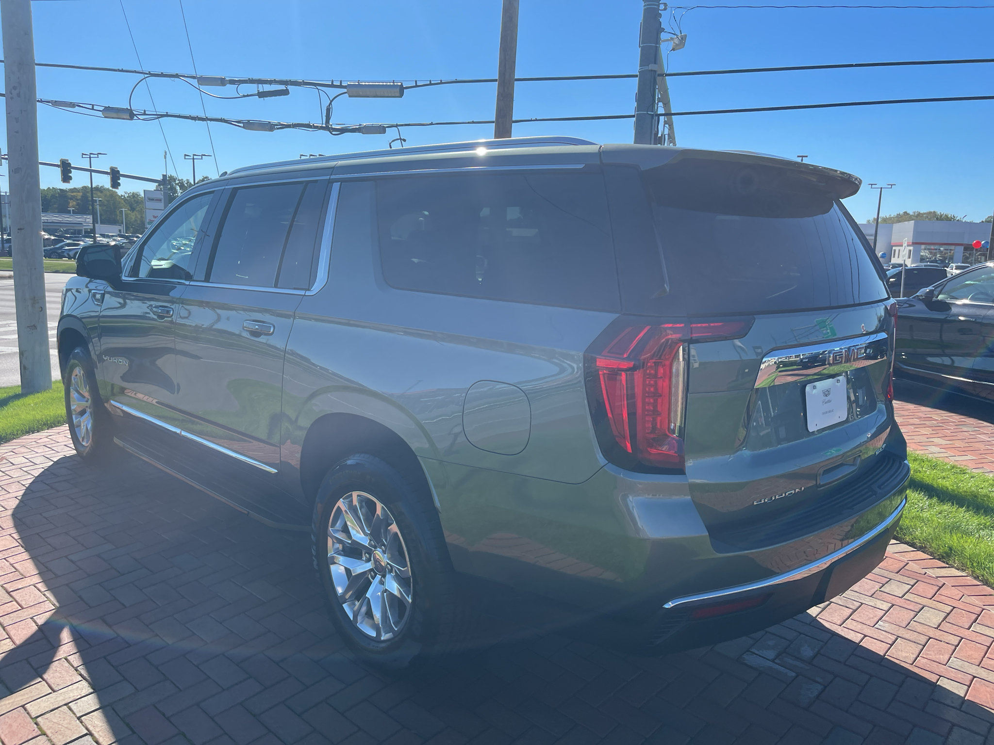 Used 2023 GMC Yukon XL SLT w/ SLT Luxury Package AWD/4WD image 18