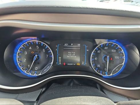 Used 2017 Chrysler Pacifica Touring w/ Tire & Wheel Group image 7