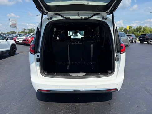 Used 2026 Chrysler Pacifica Select FWD image 7
