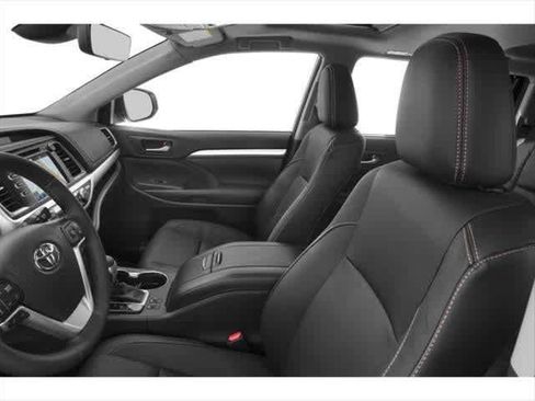 Used 2019 Toyota Highlander XLE FWD image 6
