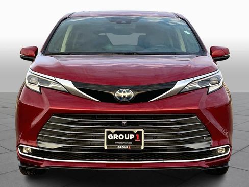 Used 2021 Toyota Sienna Platinum image 4