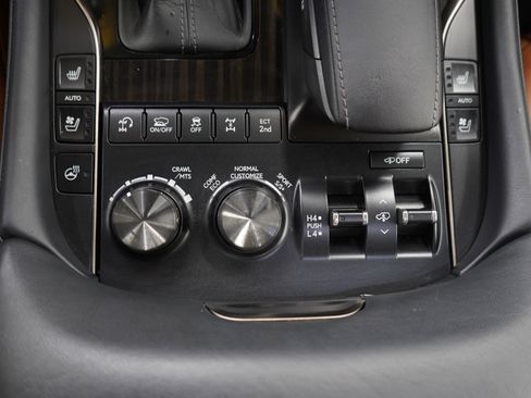 Used 2021 Lexus LX 570 4WD w/ Luxury Package image 27