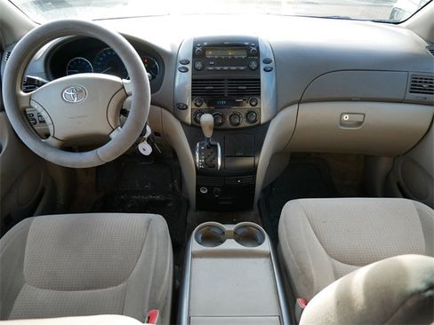 Used 2010 Toyota Sienna LE image 6