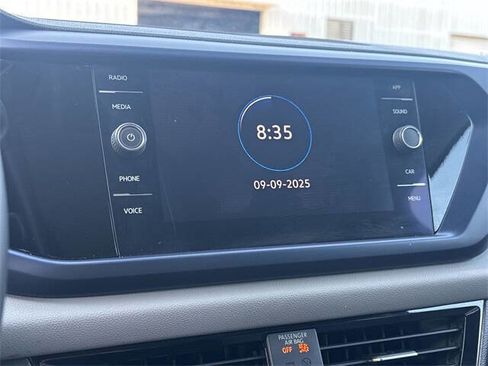 Used 2022 Volkswagen Taos SE w/ Panoramic Sunroof Package image 5