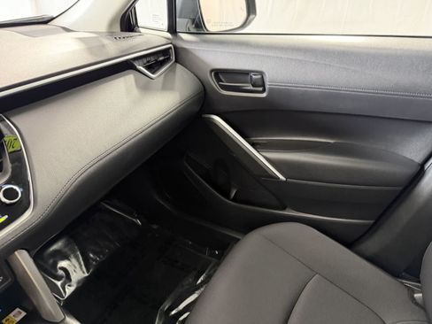 Used 2022 Toyota Corolla Cross LE AWD/4WD image 25