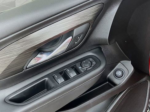 Used 2024 GMC Terrain SLE w/ Driver Convenience Package image 17