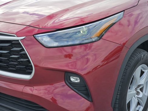 Used 2022 Toyota Highlander LE image 11