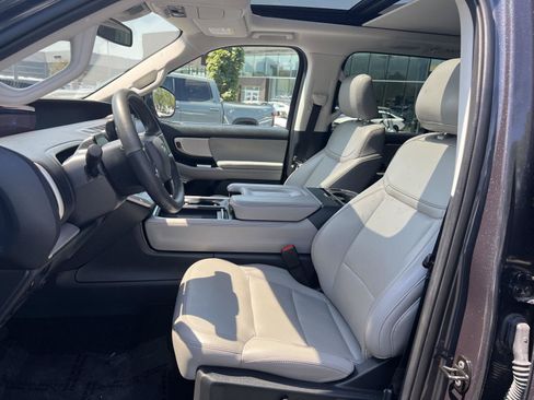 Used 2025 Ford Expedition Active AWD/4WD image 29