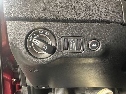 Used 2018 Chrysler 300 Limited w/ Safetytec Plus Group image 28