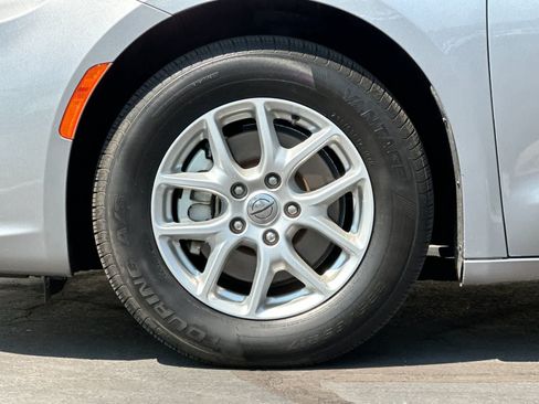 Used 2021 Chrysler Pacifica Touring-L FWD image 28
