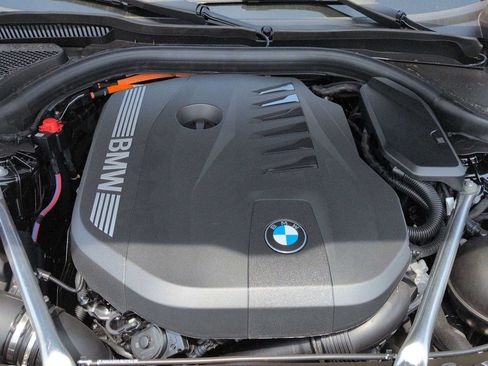 Used 2027 BMW 550e xDrive AWD/4WD image 15
