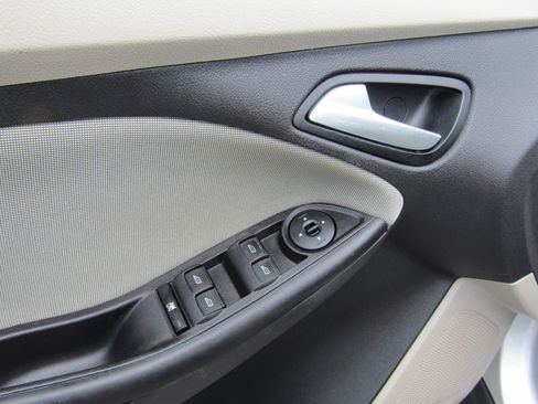 Used 2013 Ford Focus SE w/ SE Winter Pkg FWD image 17