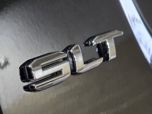 Used 2023 GMC Acadia SLT image 13