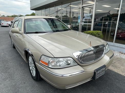 Used 2004 Lincoln Town Car Ultimate RWD image 2