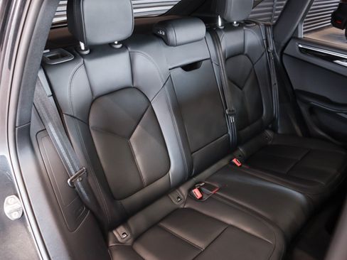 Certified 2026 Porsche Macan AWD/4WD image 6
