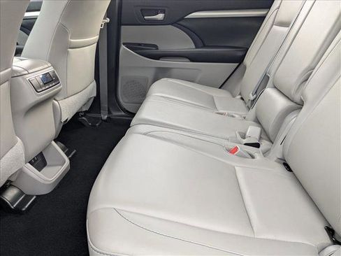 Used 2018 Toyota Highlander XLE AWD/4WD image 18