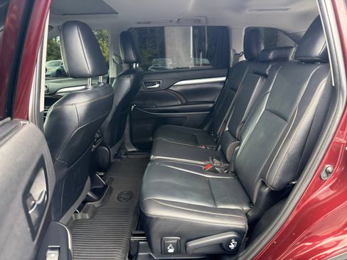 Used 2019 Toyota Highlander XLE AWD/4WD image 27