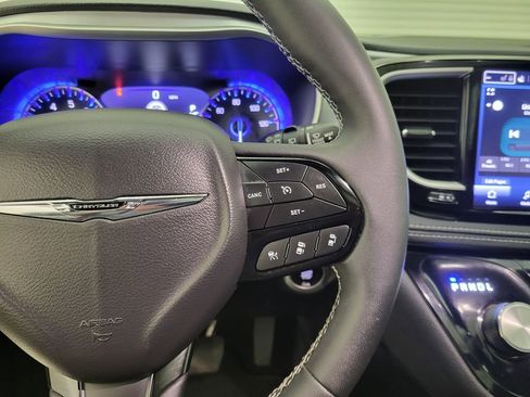 Used 2024 Chrysler Pacifica Touring-L w/ S Appearance Package image 7