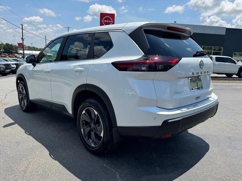 Certified 2026 Nissan Rogue SV FWD image 5