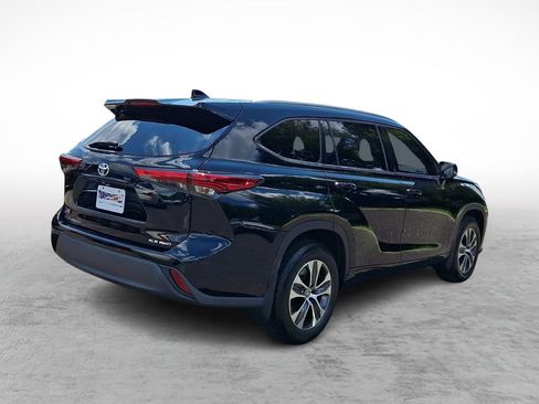 Used 2022 Toyota Highlander XLE AWD/4WD image 5