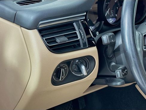 Certified 2023 Porsche Macan AWD/4WD image 11