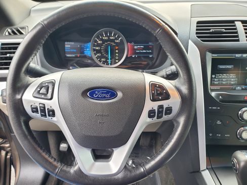 Used 2015 Ford Explorer XLT w/ Equipment Group 202B AWD/4WD image 14