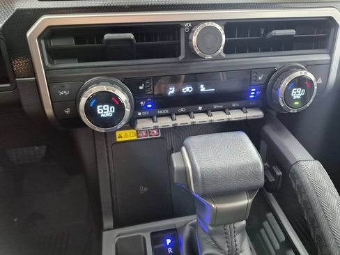 Used 2025 Toyota 4Runner Limited AWD/4WD image 20