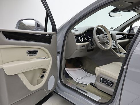 Used 2024 Bentley Bentayga Extended Wheelbase AWD/4WD image 45