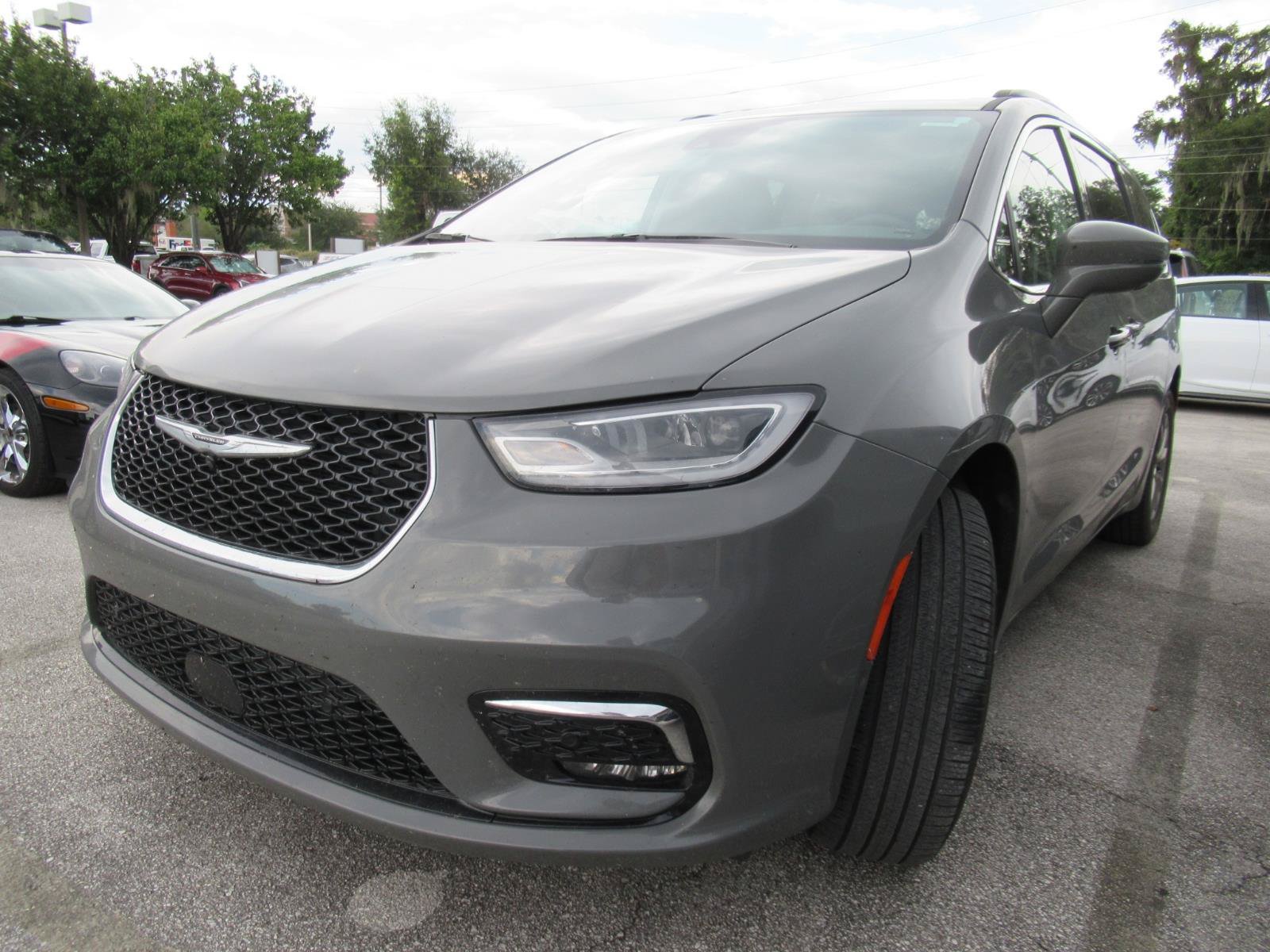 Used 2022 Chrysler Pacifica Touring-L AWD/4WD image 4