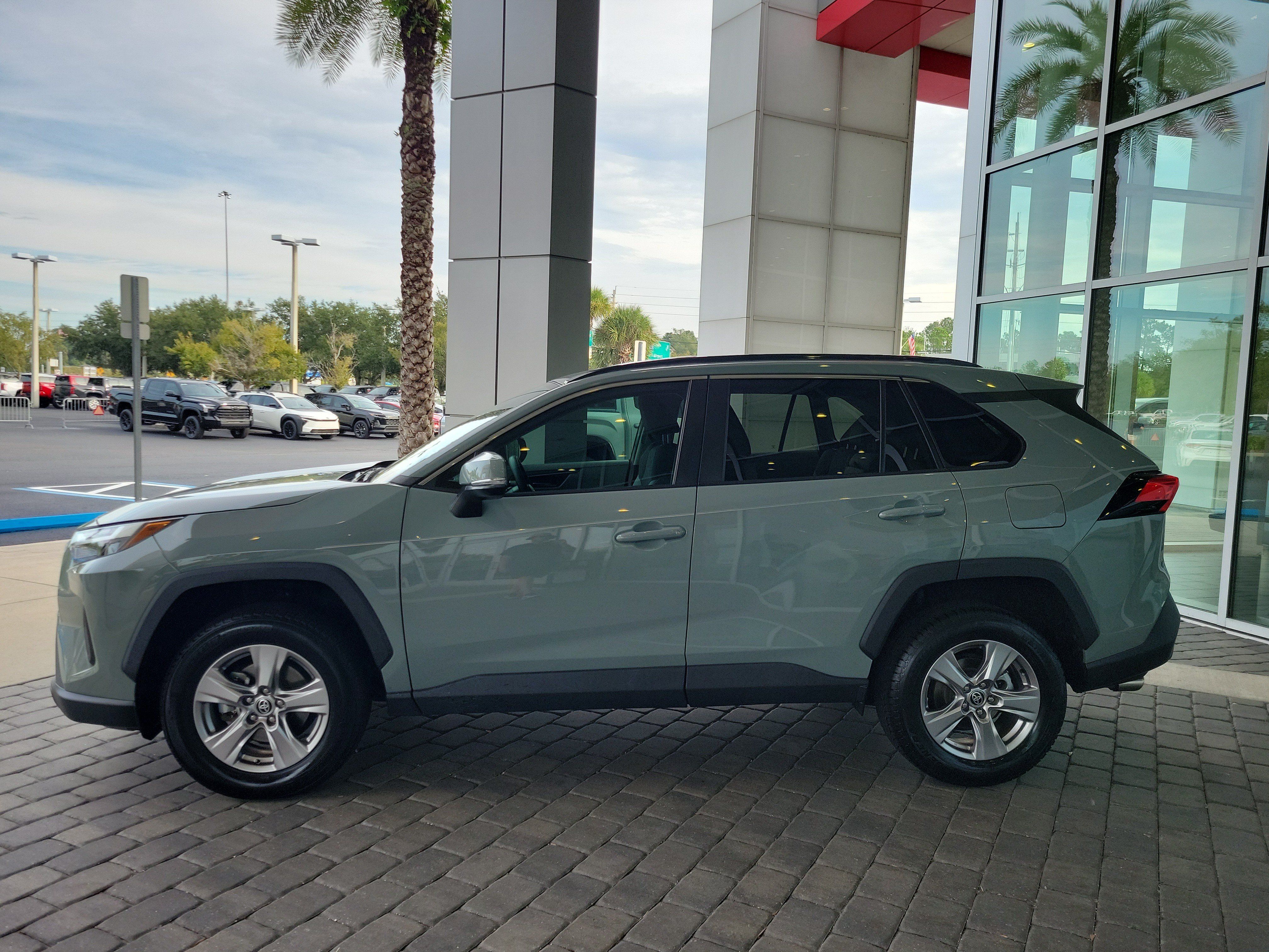 Used 2022 Toyota RAV4 XLE w/ Convenience Package FWD image 3