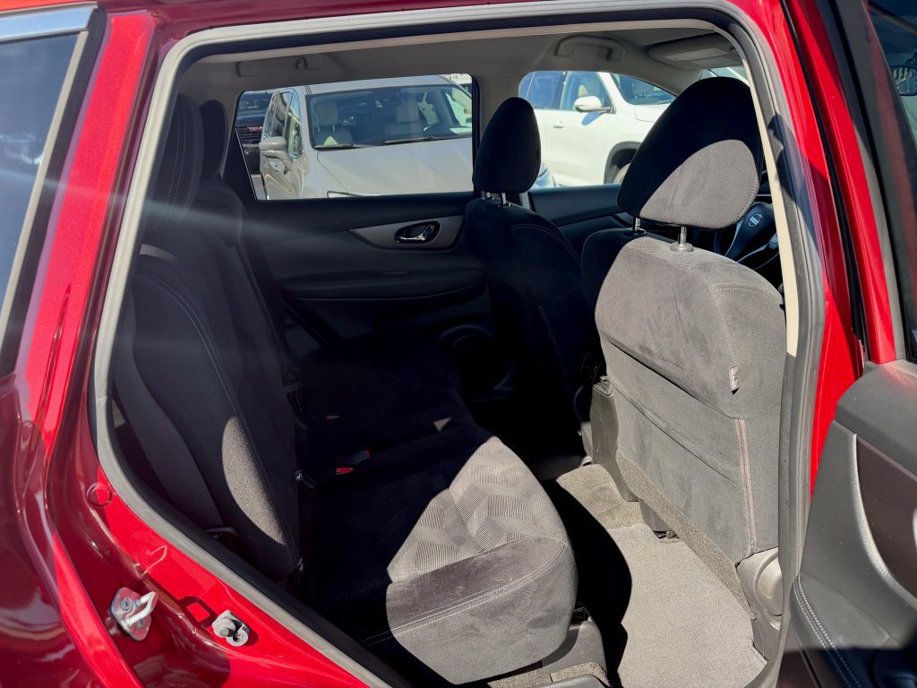 Used 2016 Nissan Rogue SV FWD image 15