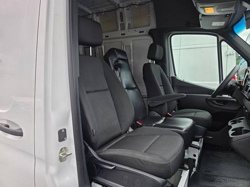 Used 2022 Mercedes-Benz Sprinter 2500 image 9