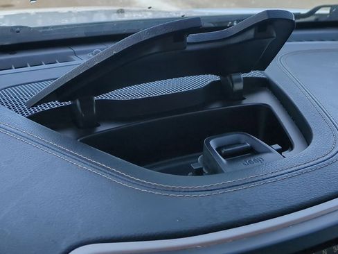 Used 2018 Jeep Cherokee Latitude w/ Cold Weather Group image 22