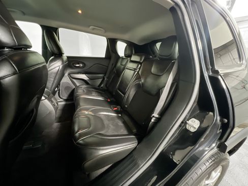 Used 2019 Jeep Cherokee Latitude Plus w/ Comfort/Convenience Group FWD image 29