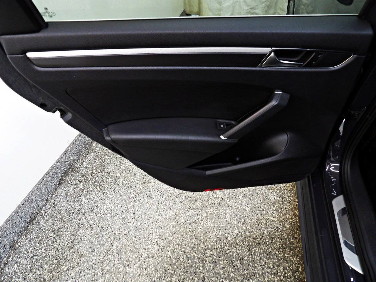 Used 2017 Volkswagen Passat 1.8T R-Line FWD image 9
