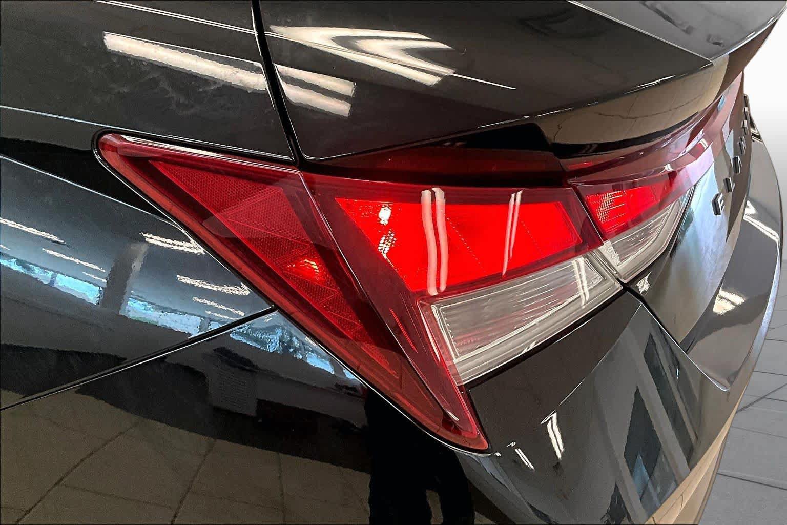 Used 2022 Hyundai Elantra SEL w/ Convenience Package FWD image 25