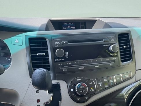 Used 2014 Toyota Sienna LE FWD image 22