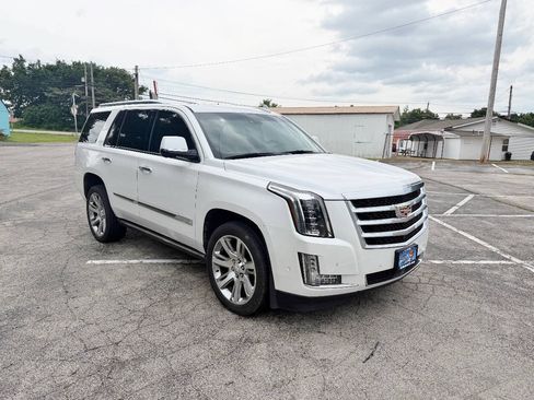 Used 2017 Cadillac Escalade Premium Luxury AWD/4WD image 3