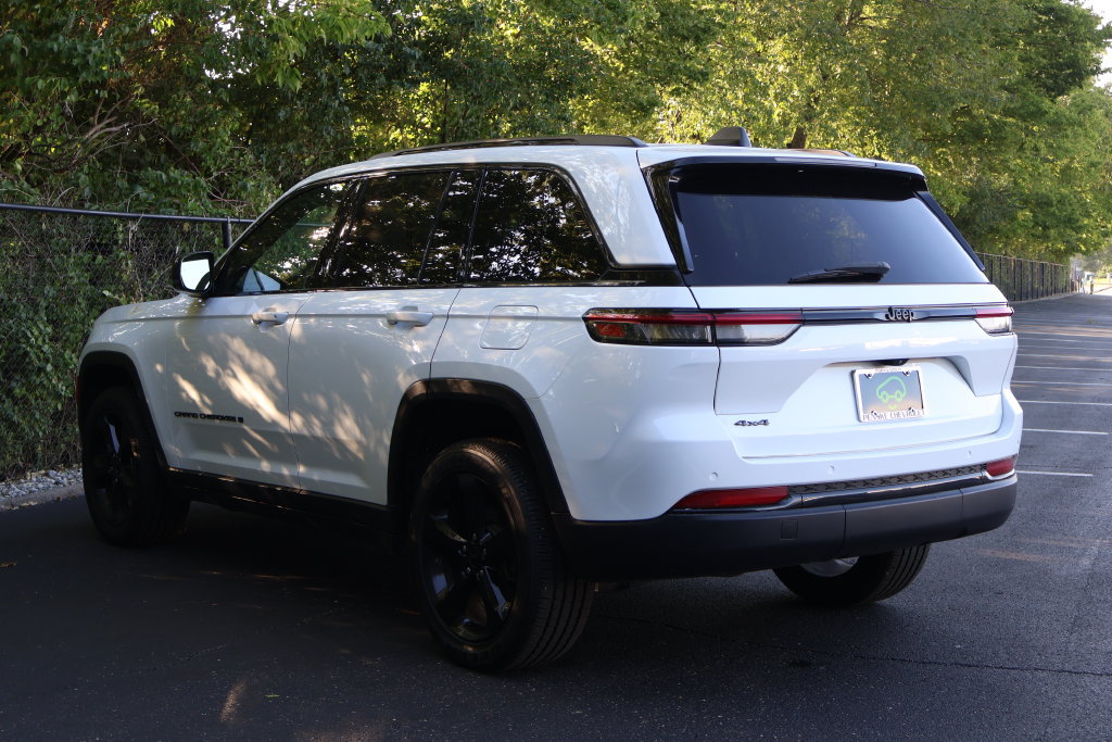 Used 2023 Jeep Grand Cherokee Altitude AWD/4WD image 7