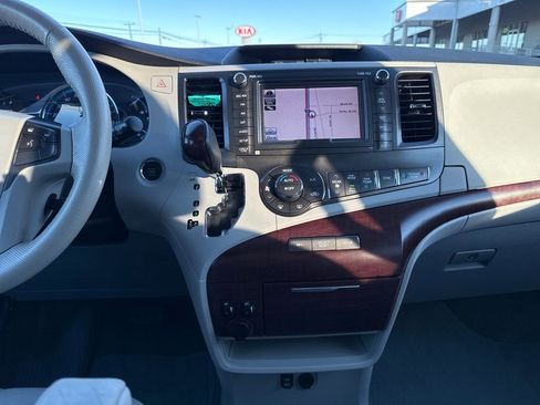 Used 2012 Toyota Sienna XLE image 25